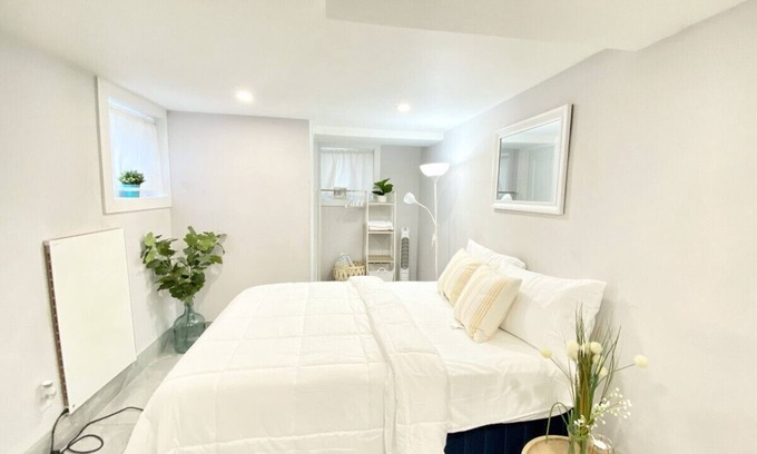 East New York Casa | Private Clean 3 Bedroom/ 1 Bathroom/ Free Parking / 5 min walk to Subway