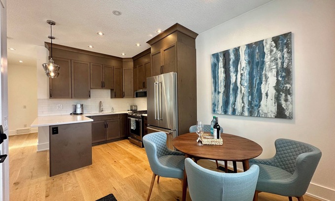 Northwest Calgary Apartamento | Private, clean, stocked carriage suite! 15 min to downtown, 45 min to mountains