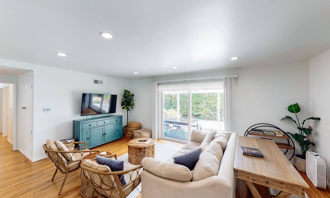 Goleta Casa | Private coastal getaway with twilit alfresco dining & quiet beach neighborhood