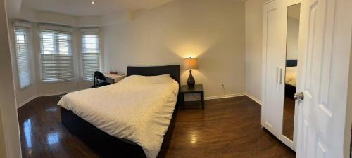 Mississauga Casa | Private comfortable M1 bedroom