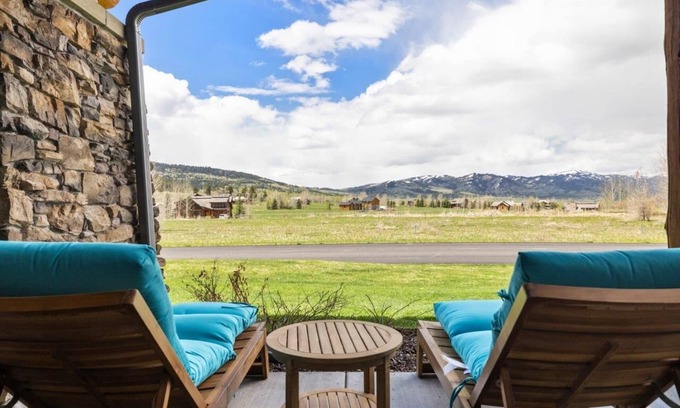 Victor Condominio | Private condo enjoys stunning sunset views and spacious interior for smaller groups