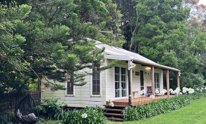 North Tamborine Cabaña | Private cottage inside Avalon Gardens estate, stroll to Gallery Walk