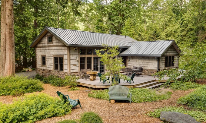 Bellingham Cabaña | Private Cottage by the Lake with Wrap-Around Deck
