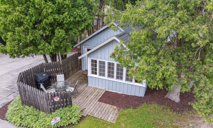 Fish Creek Cabaña | Private cottage in Downtown Fish Creek -Honeymooners paradise!
