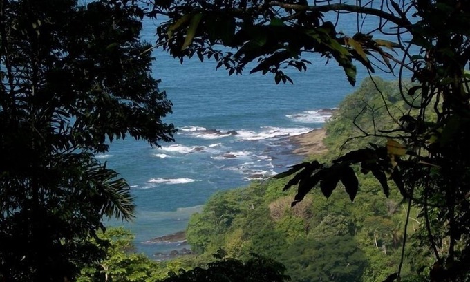 Dominical Cabaña | Cottage privado enclavado en la selva, Por encima de la orilla rocosa.