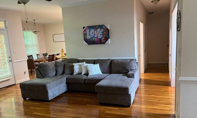 Mebane Casa | Private country setting cul-de-Sac near the city