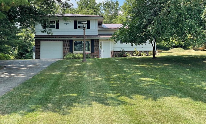 Mount Pleasant Casa | Private Country Retreat Near CMU & Soaring Eagle Casino Sleeps 10