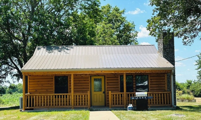 Harrodsburg Cabina | Private Cozy Cabin on Bourbon Trail with Hot Tub