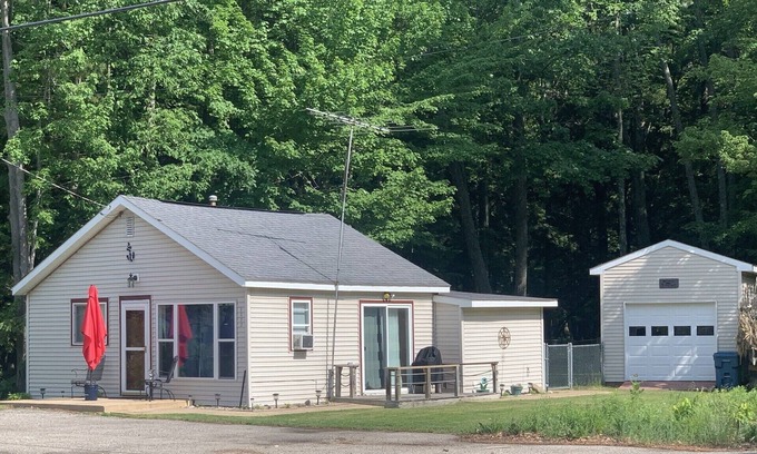 Houghton Lake Cabaña | Private Cozy Cottage ~ Away From It All
