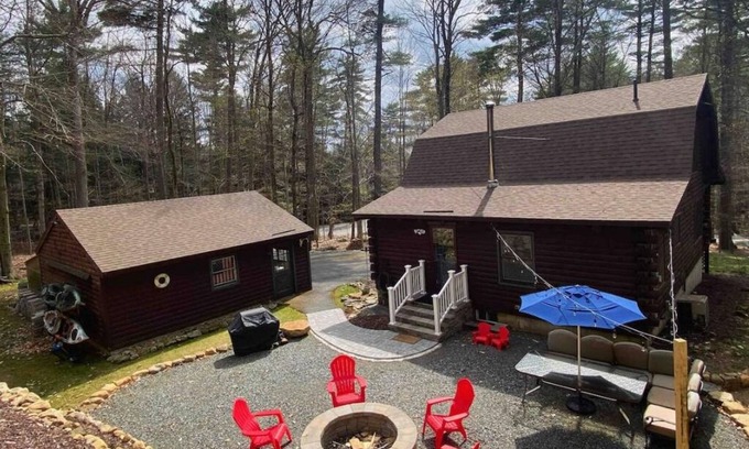 Pilot Knob Cabina | Private Cozy Log Cabin minutes from Lake George