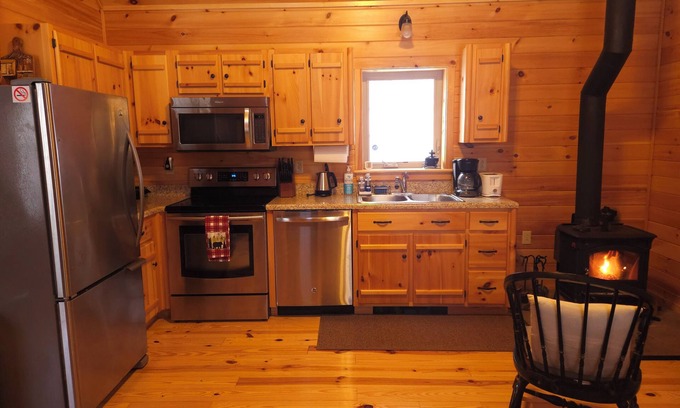 Putney Cabina | Private Cozy Mountain Cabin Hideaway