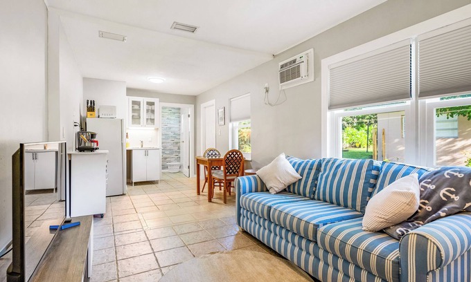 Rock Ridge Apartamento | Private cozy studio in sunny Vero Beach. Centrally located to all amenities.