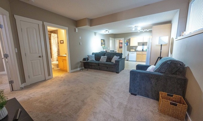 Grande Prairie Apartamento | Private Cozy Suite | Full Kitchen | Smart TV | WIFI