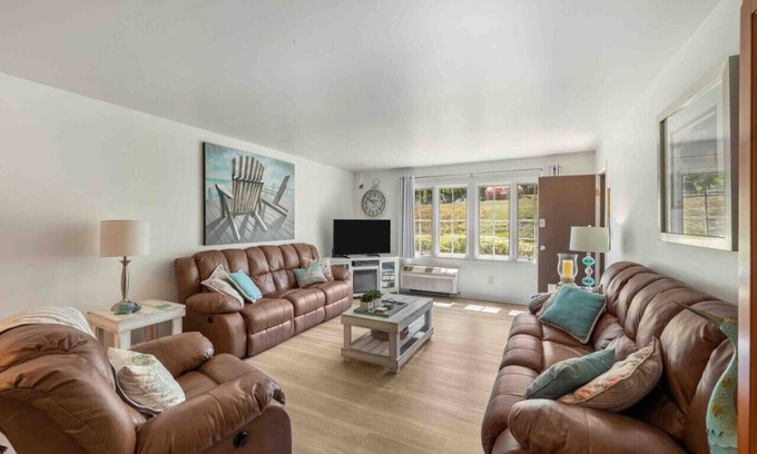 Lake Geneva Condominio | Private & Cozy Villa on Zurich in LG