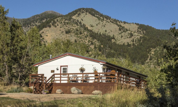 Cameron Casa | Casa privada junto al río en la ganadería a 45 minutos del Parque Nacional Yellowstone