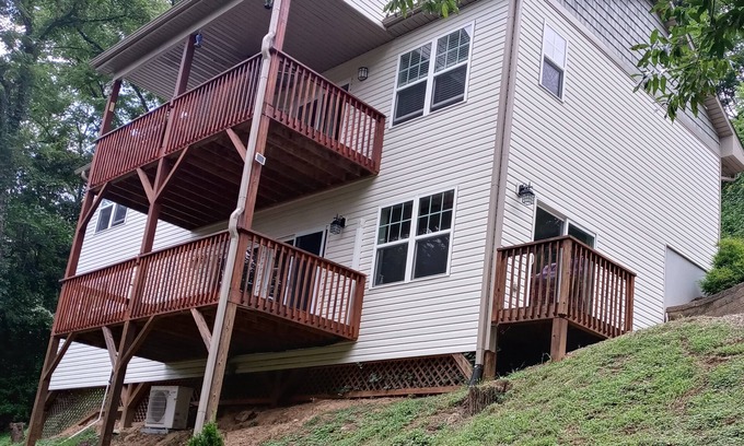 Haywood County Apartamento | Private creekside suite with mountain views