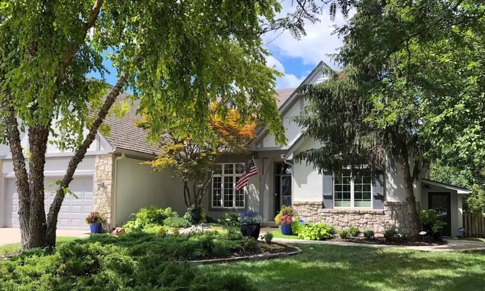 Kingston Lakes Apartamento | Private DayLight Basement, Own Entrance, 1800 s/f