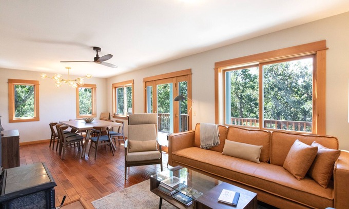 Lyle Casa | Private Disc Golf Course, Escape to Paradise in The Oaks, Hot Tub, Gorgeous Seclusion
