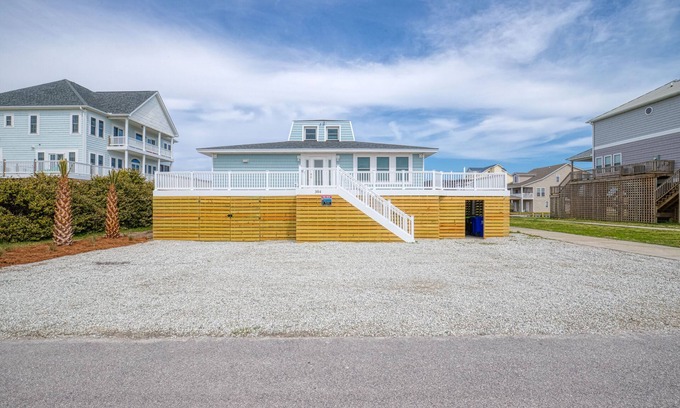 McCutcheon Field Cabaña | Private dock,ramp,hot tub. Steps to beach access! Pet friendly.