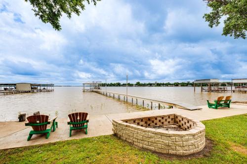 Newark Casa | Private Dock and Deck Eagle Mountain Lake Retreat!