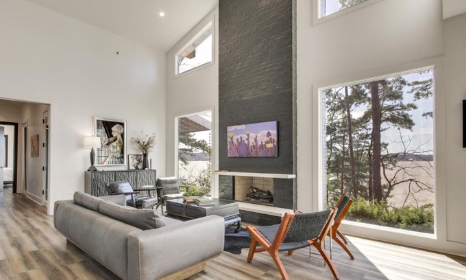 Waterloo Casa | Private Dock and River Views Modern Gem in Waterloo