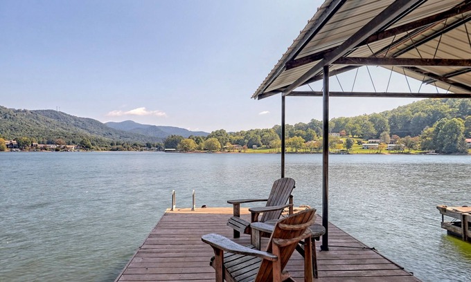 Hiawassee Casa | Private Dock, Mountain View, Lake Front, 2 kayaks, 2 SUPs, 1 canoe, Hot tub