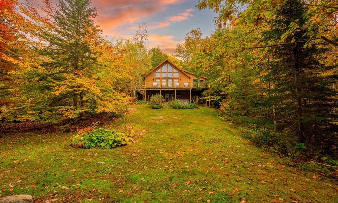 Bethel Cabina | Private dog-friendly lodge with hot tub, mountain views, and fenced-in yard