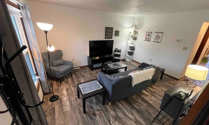 Johnstown Casa | Private duplex in Roxbury near Hospital/Arena - Pet Friendly
