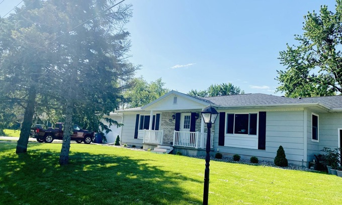 Omro Casa | Private EAA duplex for rent - 15 min from the Airventure site!