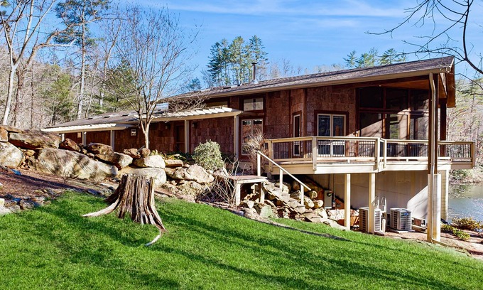 Tuckasegee Casa | Retiro ecológico privado con porche cubierto y estufa de leña - ¡tirolesa en la propiedad!