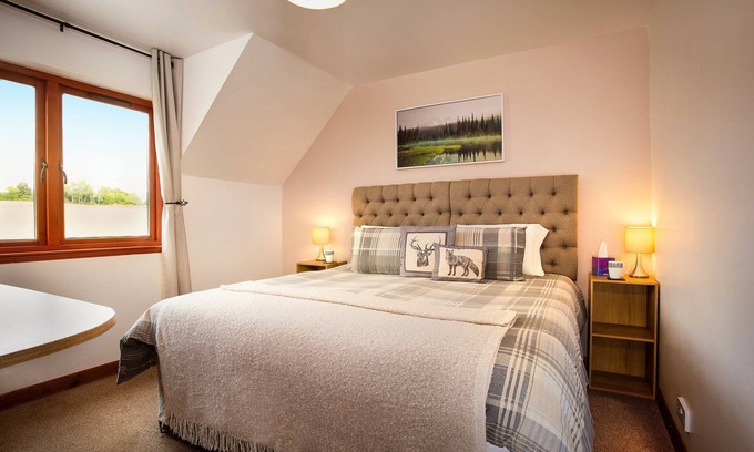 Alness Cama Y Desayuno | Private En-Suite Room with calming views over barley fields and forests beyond.