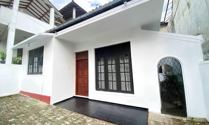 Battaramulla Casa | Charming 2 bedroom house with Wi-Fi hot water and AC in delightful Battaramulla