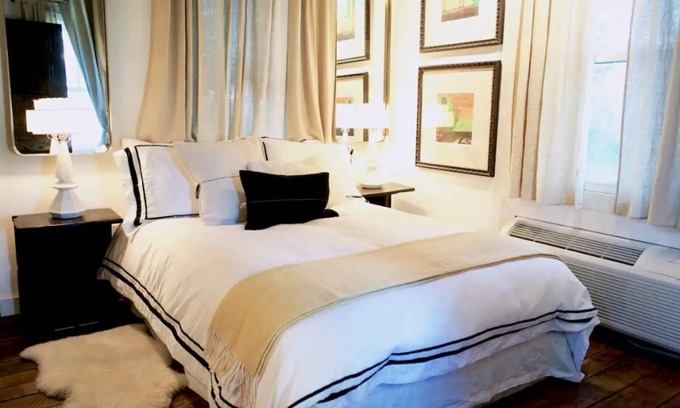Elloree Casa | Private entrance charming room with clawfoot tub.