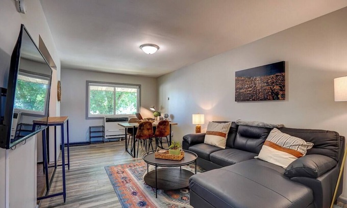 West Allis Apartamento | Private entrance. Free Parking. Near Medical Cente