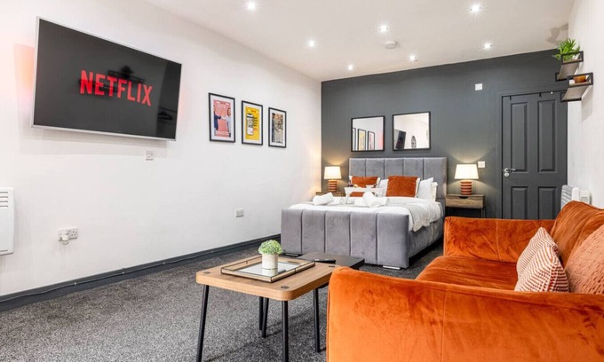 Cradley Apartamento | Private Entrance Apartment Kitchen SmartTV Parking