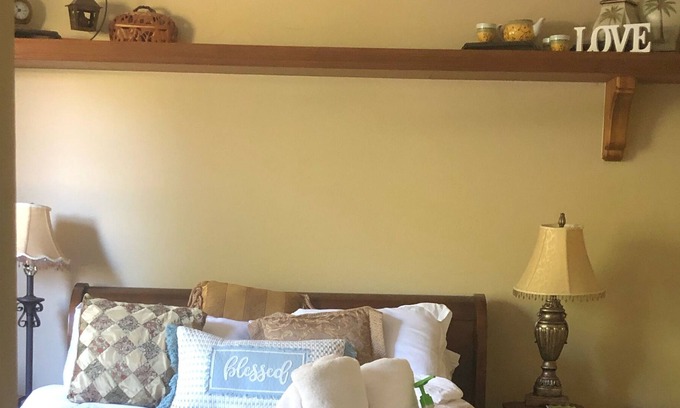 Moorpark Cama Y Desayuno | PRIVATE ENTRANCE guest suite, jacuzzi bath, kitchenette, patio, hillsides.