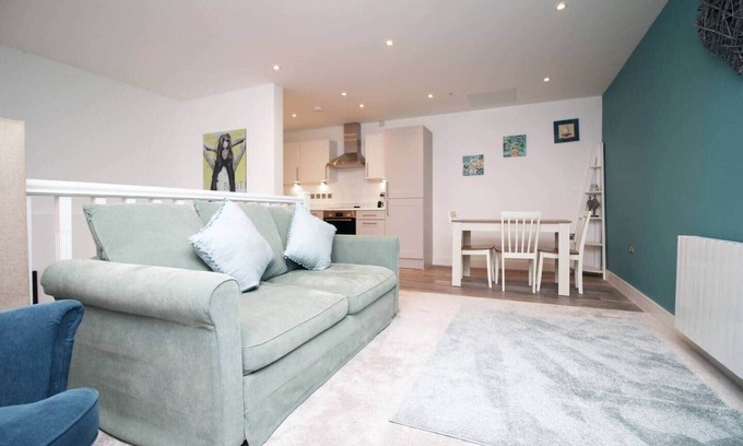 West Cliff Apartamento | Private entrance Maisonette, near Beach & Bars!