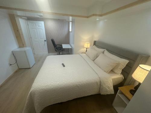Ottawa Division Apartamento | Private Entrance, private Bathroom, Bedroom and workspace