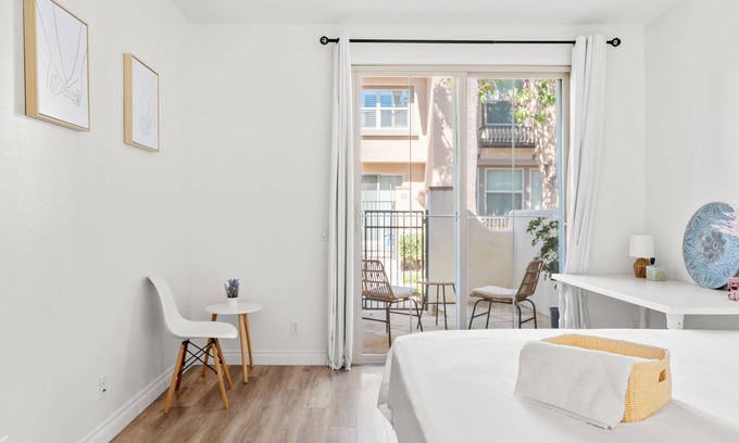 Irvine Industrial Complex-East Apartamento | Private Entry Suite w Patio Bath Kitchenette