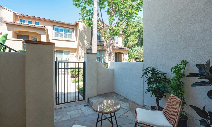 Irvine Industrial Complex-East Apartamento | Private Entry Suite w Patio Bath Kitchenette