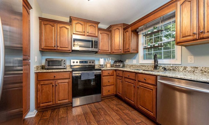 Mount Juliet Casa | Private Escape Full Kitchen, King Bed, Queen Bed, Laundry, Close to Nashville