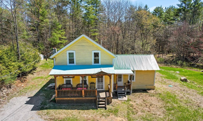 Adirondack Casa | Private escape near the lake, town, and hiking with free WiFi and full kitchen