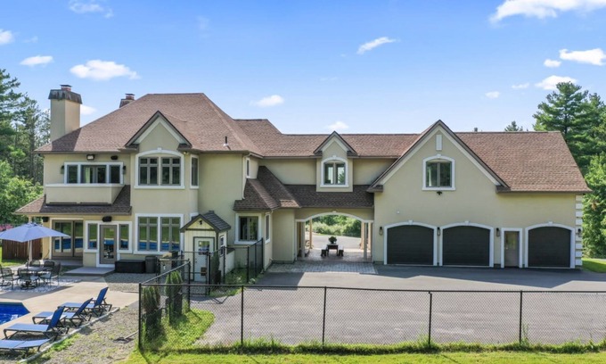 Town of Schodack Casa | Secluded Lux Mansion Pool Home with Amazing Views