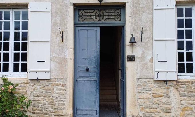 Tournus Cama Y Desayuno | Private Family B&B Room "Violette"