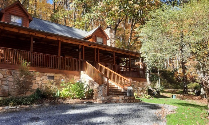 Waynesville Cabina | Disfruta de esta hermosa cabaña de troncos enclavada en 16 acres con un increíble Creek también