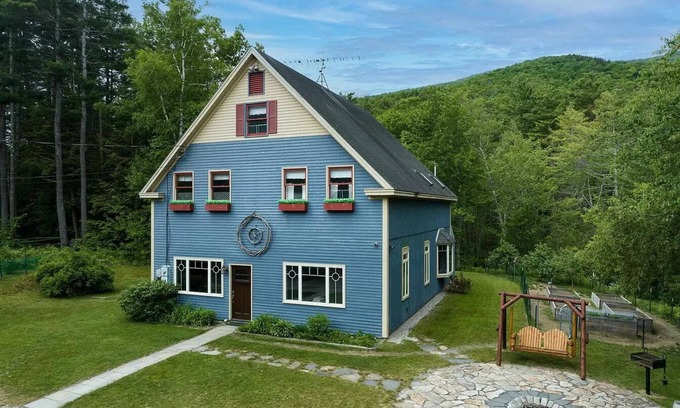 Newbury Casa | Private Family Friendly Ski&Lake Getaway on 2 acres. Short walk to Lake Sunapee
