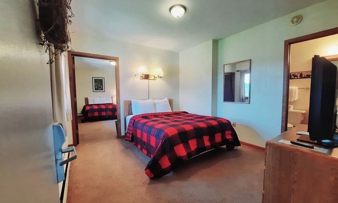 Ironwood Apartamento | Private family style, corner room in our Lodge at North Ironwood Acres resort offering a sunrise view. 3 beds. 2 bathrooms. DOG FRIENDLY!