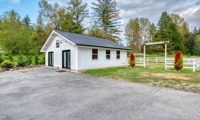 Cottage Lake Casa | Private Farmhouse Estate w/ Barn ✔ Wedding, Event