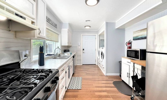 South Kansas City Casa | Private Feel | Monthly Stays | Fire Pit | Fast Wifi | 2 Queens | Huge Lot | Off-Street Parking
