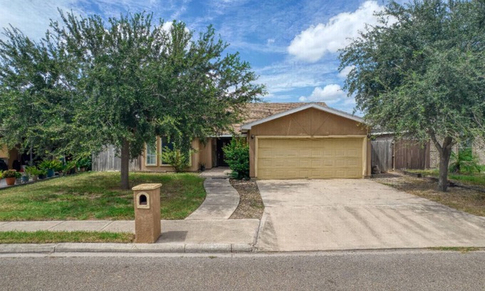 Pharr Casa | Private Fenced Backyard Pet Friendly Minutes to Shopping, Dining